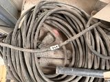 un tas de fils qui traînent par terre