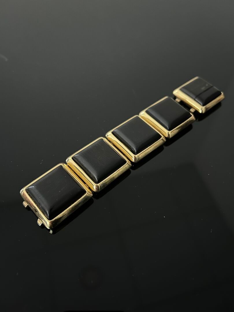 BRACELET à cinq mailles carrées Métal doré serti de bois pat…