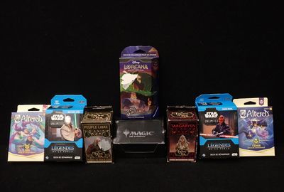 de nombreux jeux de cartes posés sur la table
