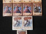 une pile de cartes posées les unes à côté des autres sur une table