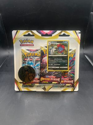 une boîte de cartes Pokémon avec une illustration en noir et blanc