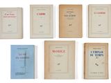 plusieurs vieux livres sont alignés sur une surface blanche