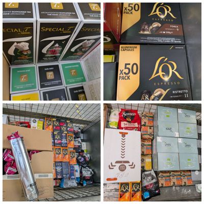 de nombreuses caisses contenant différents types d'articles dans le magasin
