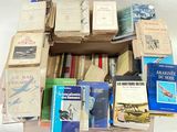 un grand nombre de livres empilés les uns sur les autres