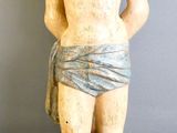 une statue représentant un homme avec un oiseau sur l'épaule