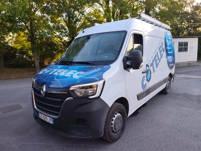 une camionnette blanche garée dans un parking