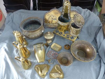 une table sur laquelle sont posés de nombreux objets en laiton
