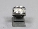 Gros plan sur une bague ornée d'un diamant