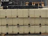 un tas de briques empilées les unes sur les autres devant un immeuble