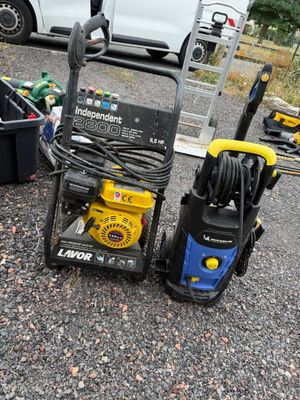 une photo d'un nettoyeur haute pression et d'autres outils dans un parking