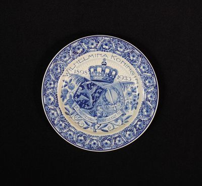 une assiette bleue et blanche avec une image d'un homme à cheval