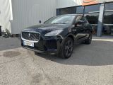 un SUV Jaguar noir garé devant un immeuble