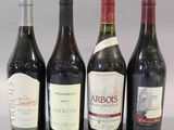 trois bouteilles de vin rouge sont alignées sur une table