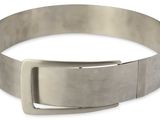 boucle de ceinture en acier inoxydable, de forme arrondie, sur fond blanc