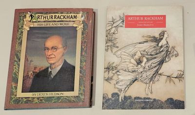 deux livres posés sur une table
