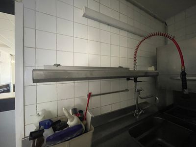 une photo d'une cuisine avec un évier et un comptoir