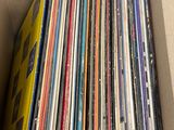 beaucoup de CD dans une boîte posée sur l'étagère