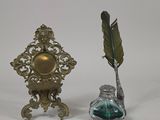 deux petits objets posés sur une surface blanche