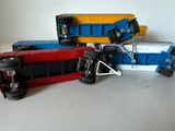 trois camions miniatures posés les uns à côté des autres sur une table