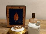 une photo montrant un flacon de parfum et une boîte de savon posés sur une table