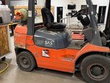 un chariot élévateur à fourche garé dans un entrepôt
