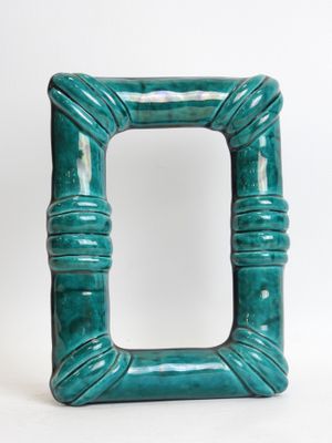 a picture of a picture of a green picture frame