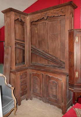 une grande armoire en bois dans un coin du salon