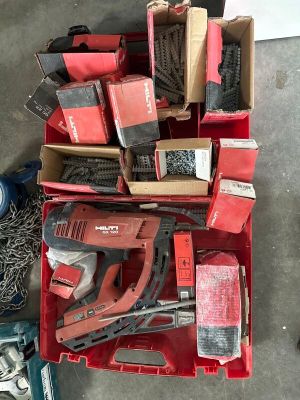 une boîte remplie d'outils posés sur le sol