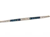un gros plan sur une barrette en forme de diamant bleue et blanche