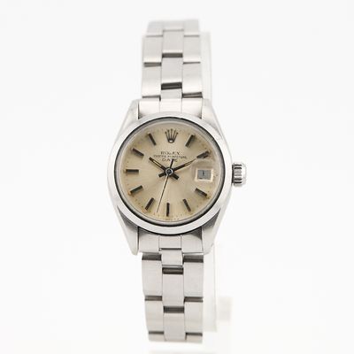 une image représentant une montre argentée avec un cadran beige sur fond blanc