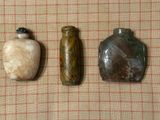 trois types de pierres différents posés sur une table