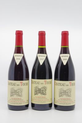 trois bouteilles de vin rouge posées l'une à côté de l'autre sur une surface blanche
