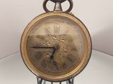 une horloge posée sur une table en verre