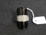 une bague posée sur une table avec une étiquette de prix