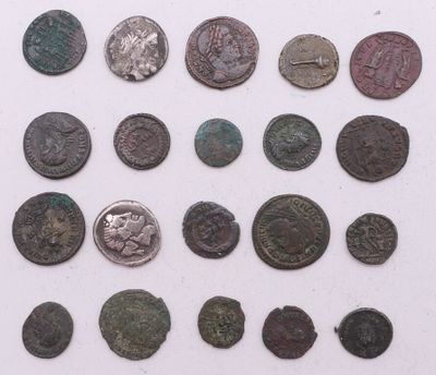 plusieurs types de pièces de monnaie sont présentés sur une surface blanche