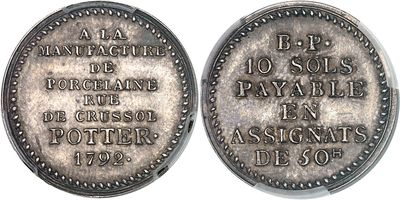 un gros plan d'une pièce d'argent sur laquelle figure une inscription