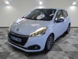 la voiture blanche est garée dans le garage sur le sol en damier