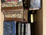 une boîte en carton remplie de livres et d'autres objets