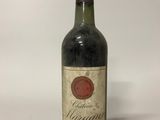 une bouteille de vin posée sur une table