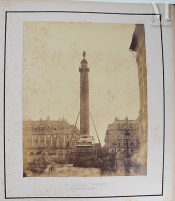 une photo d'une vieille photo d'un phare au cœur d'une ville