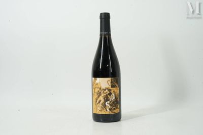 une photo d'une bouteille de vin posée sur une surface blanche
