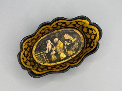 assiette jaune et noire avec l'image d'un homme et d'une femme