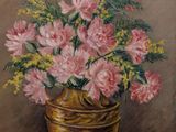 tableau représentant des fleurs dans un vase posé sur une table devant un mur