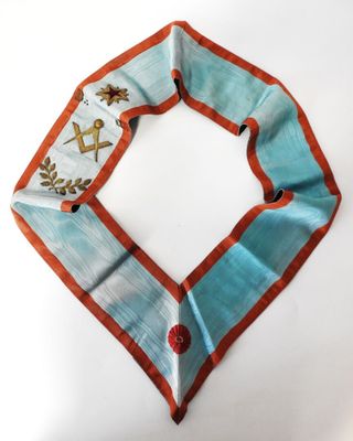 une écharpe bleue et orange ornée d'un motif d'oiseau