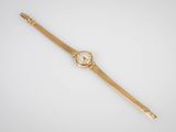 une image d'une montre en or sur fond blanc