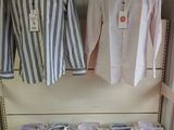 de nombreuses chemises et cravates exposées dans un magasin