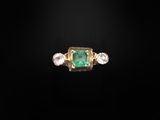 bague à trois pierres en émeraude et diamant