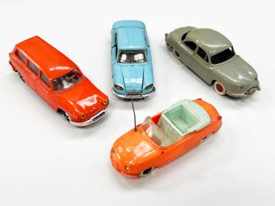 plusieurs petites voitures sont alignées sur une surface blanche