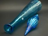deux vases en verre bleu posés sur une table