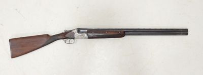 un fusil de chasse posé sur une table